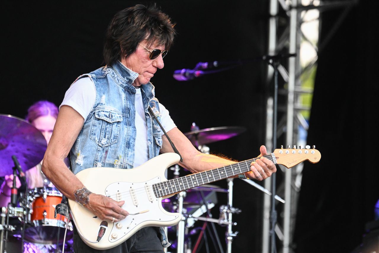 De Britse rockgitarist Jeff Beck tijdens een festival in de Finse hoofdstad Helsinki in juni 2022.