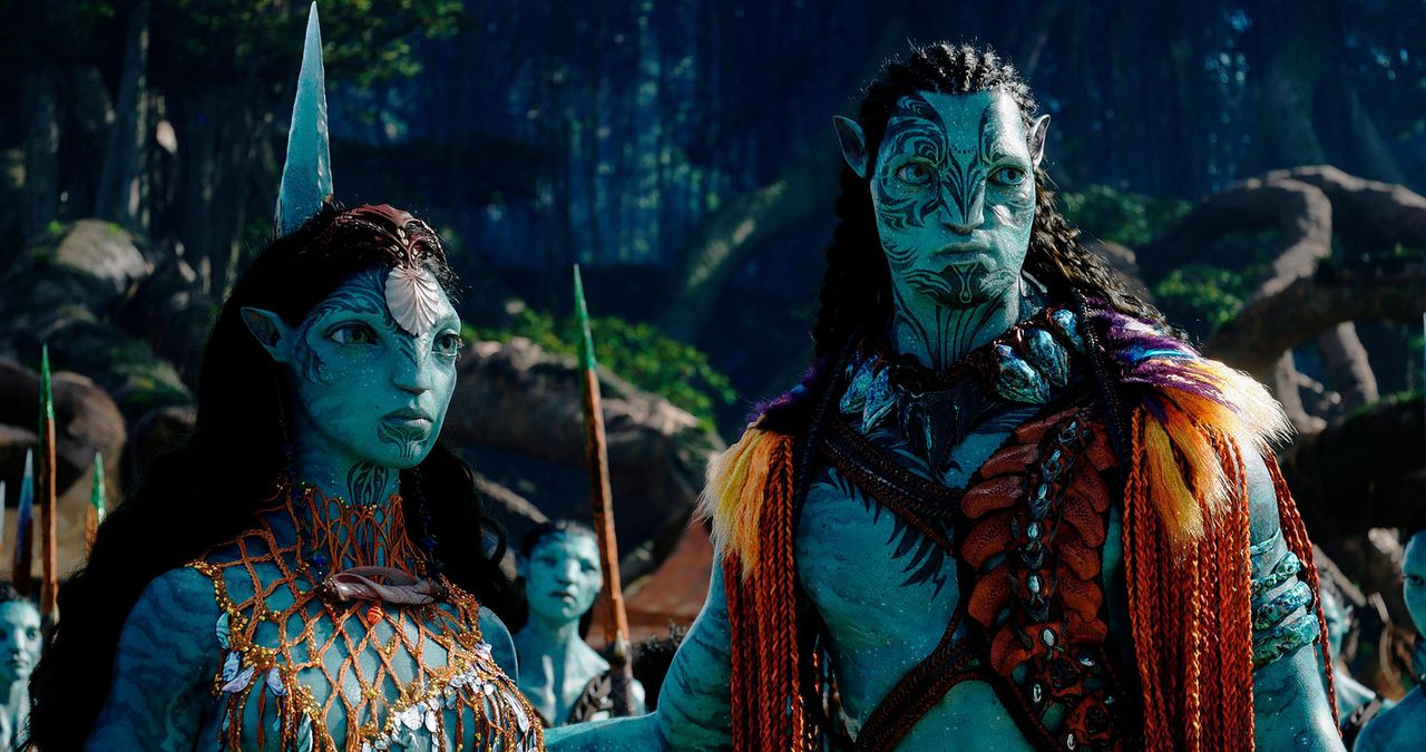 Kate Winslet, als Ronal (l.), en Cliff Curtis, als Tonowari, in Avatar: The Way of Water.