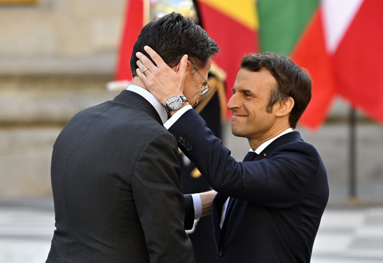 Premier Mark Rutte en de Franse president Emmanuel Macron op een bijeenkomst van de staatshoofden en regeringsleiders van de Europese Unie in Versailles, maart 2022.