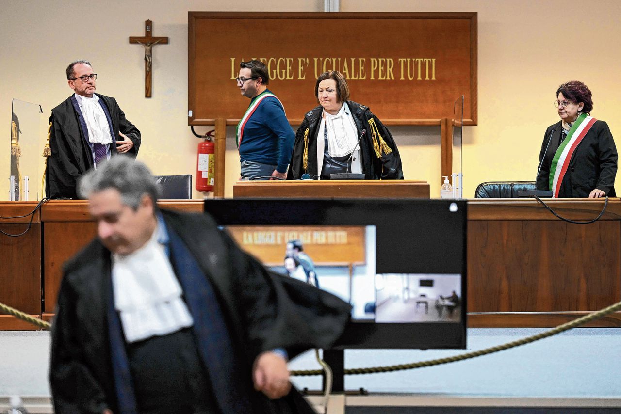 Een Italiaanse rechter en andere juristen donderdag in een rechtszaal in een speciale bunker in het Siciliaanse Caltanissetta, waar maffiabaas Matteo Messina Denaro werd voorgeleid via een videoverbinding.