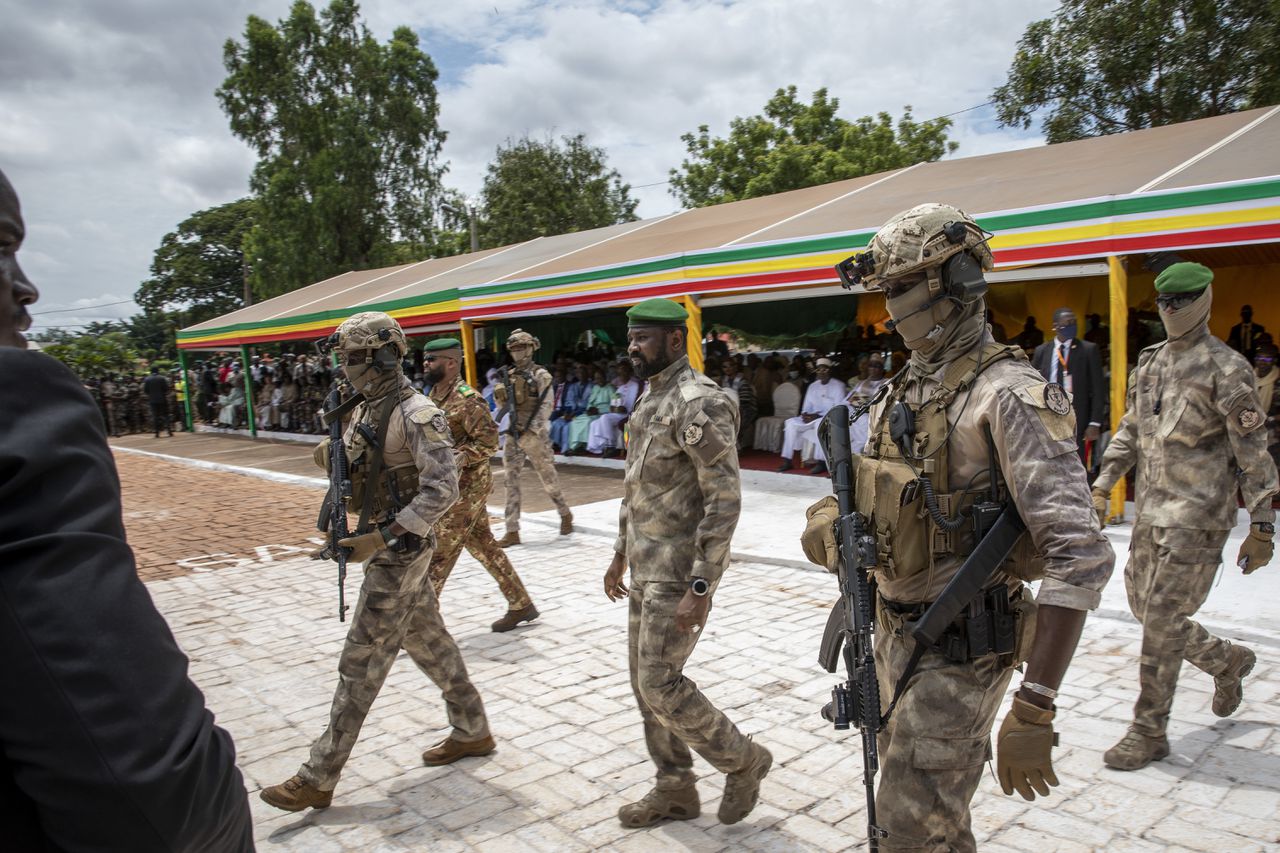 Assimi Goïta, interim-president van Mali, tijdens een militaire parade in september.