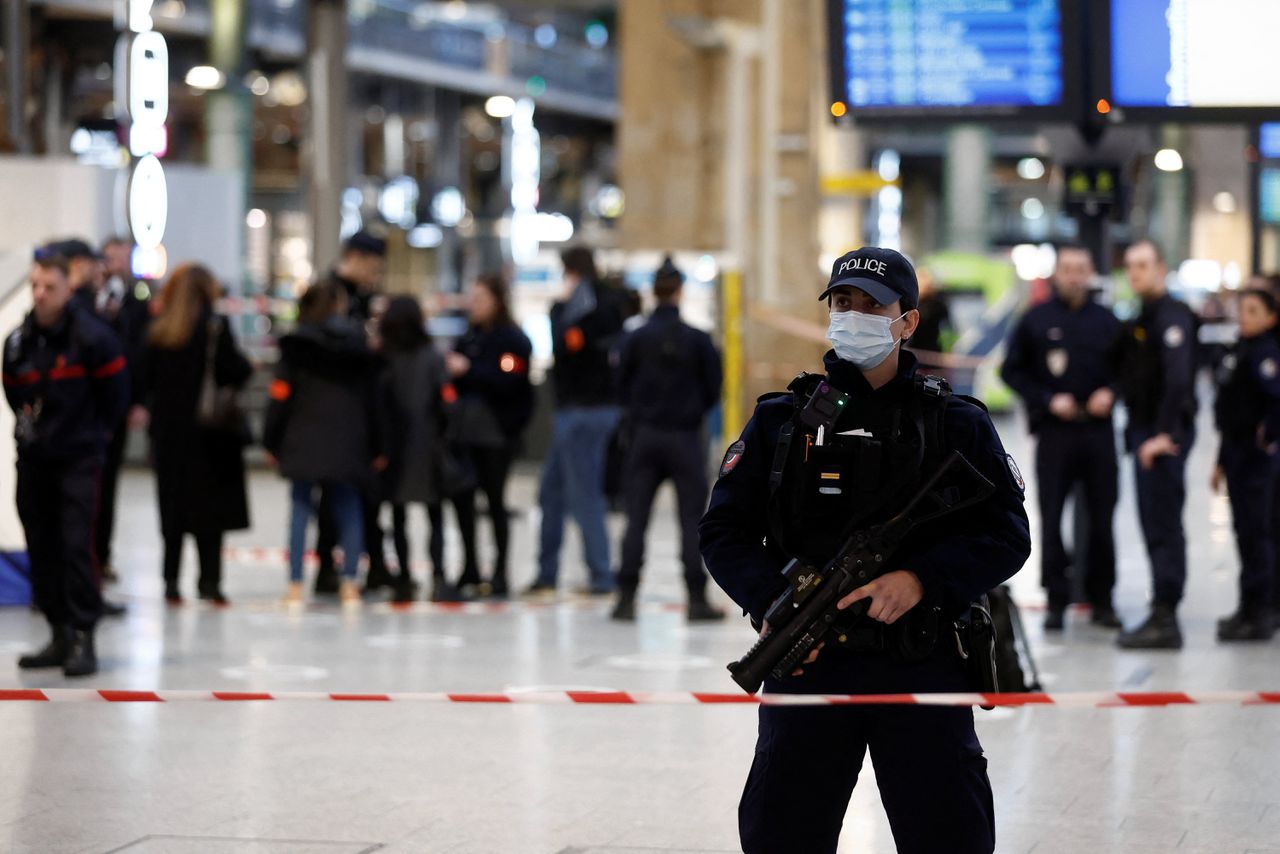 De politie wist de man volgens Franse media met een vuurwapen uit te schakelen.