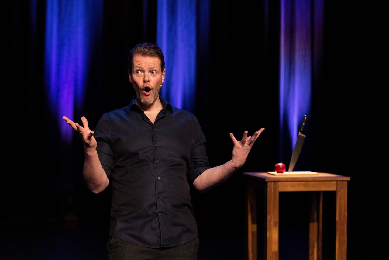 Martijn Koning in zijn voorstelling ‘Appeltjes schillen’.