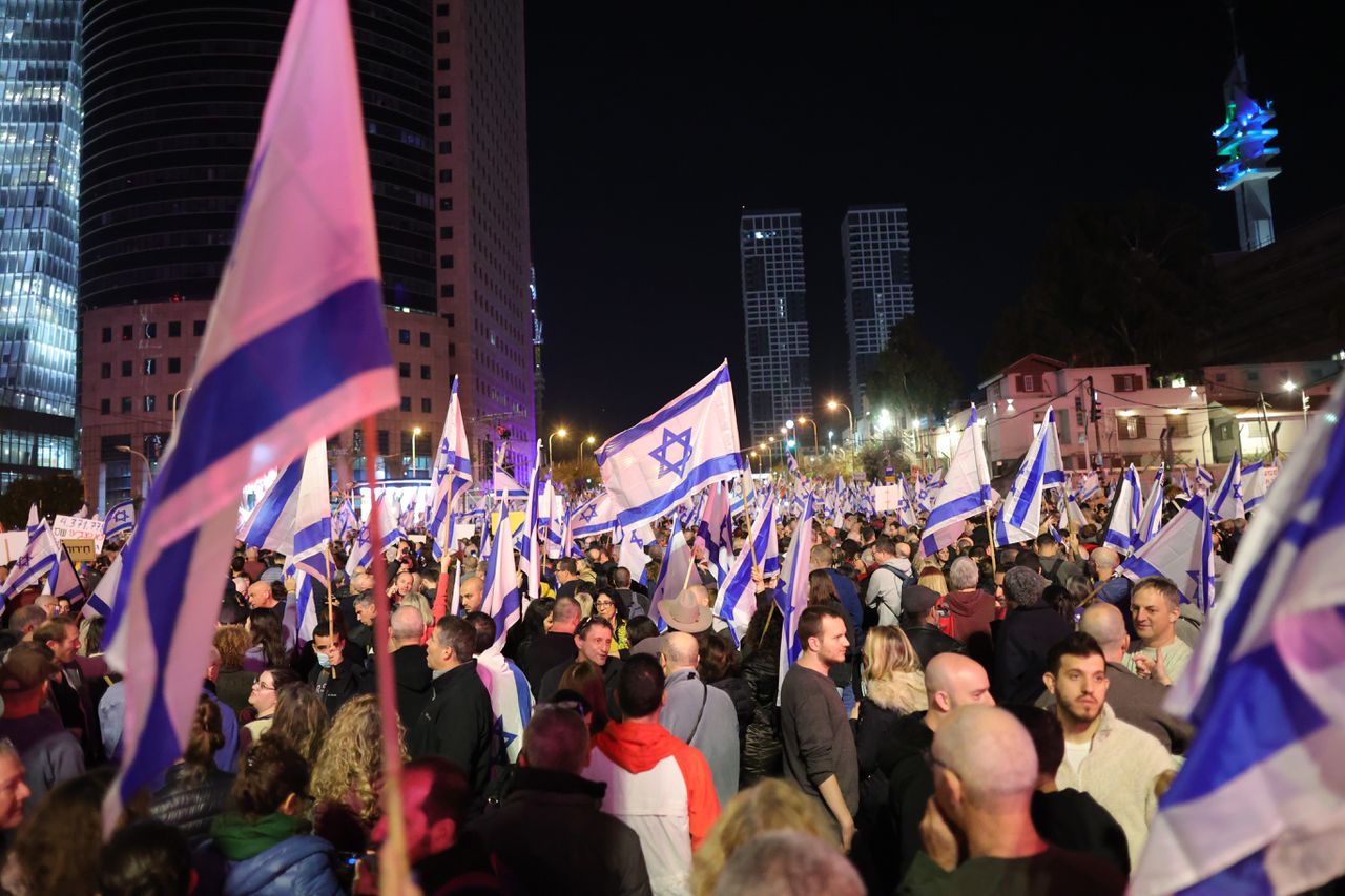 Ruim honderdduizend mensen gingen in Tel Aviv de straat op om te demonstreren tegen de nieuwe, uiterst rechtse regering van premier Benjamin Netanyahu.