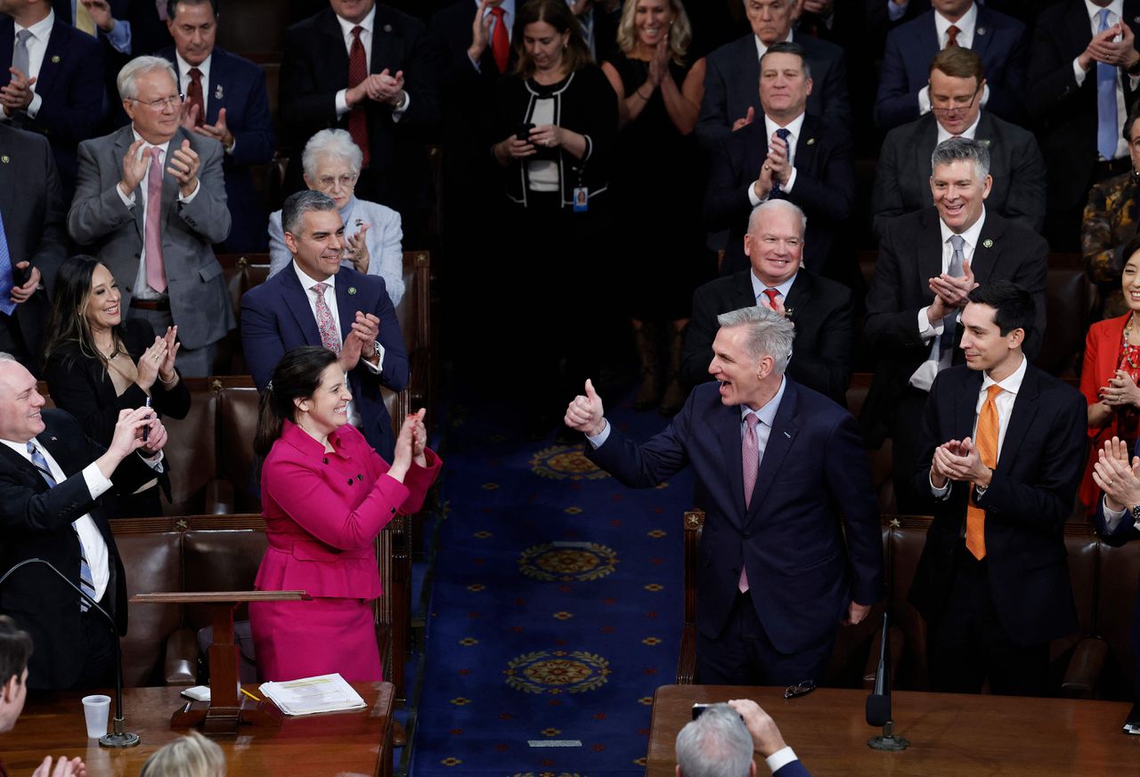 Kevin McCarthy viert zijn verkiezing tot voorzitter in het Huis van Afgevaardigden.