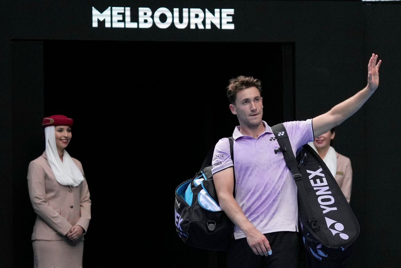 Caspr Ruud zwaait het publiek uit na zijn nederlaag tegen Jenson Brooksby in de tweede ronde op de Australian Open.