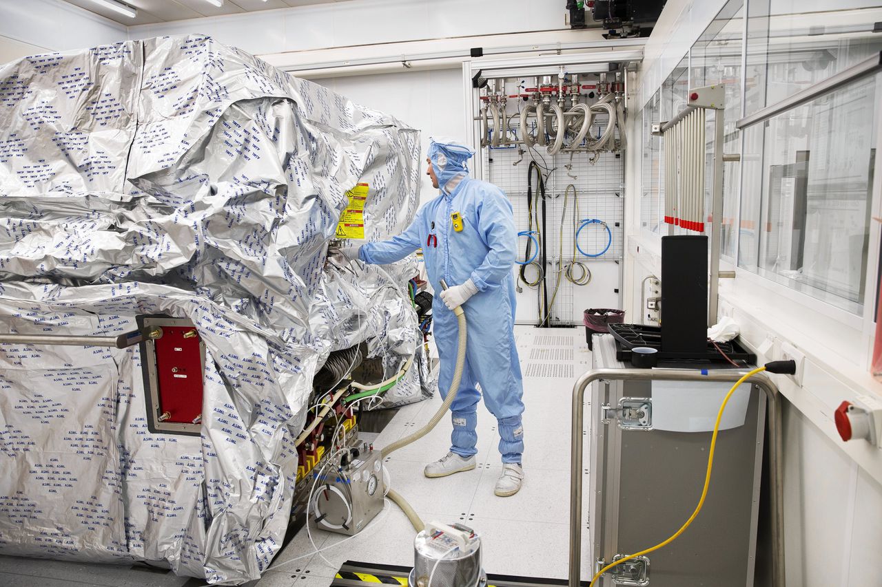 In de ‘cleanroom’ van chipmachinefabrikant ASML in Veldhoven wordt een machine vakkundig ingepakt en gereedgemaakt voor transport.