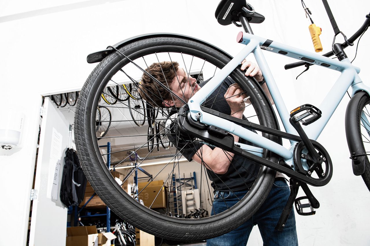 In de werkplaats van VanMoof. In 2021 ging zo’n 8 miljoen op aan reparaties aan fietsen die nog onder de garantie vallen.