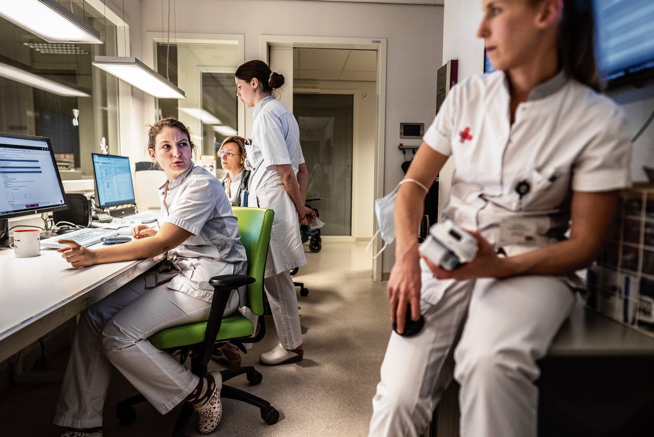 Zorgpersoneel tijdens de nachtdienst op de IC-afdeling van het Jeroen Bosch Ziekenhuis. Uiterst links de energypod.