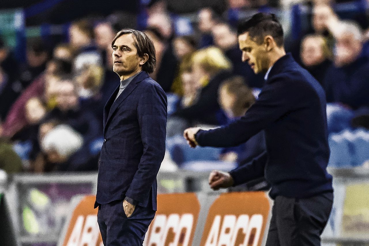 Vitesse-coach Phillip Cocu (links), met naast hem NEC-coach Rogier Meijer tijdens de derby Vitesse-NEC (0-0).