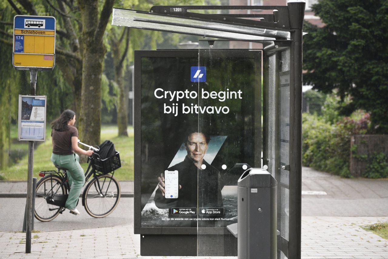 Een reclameposter voor handelsplatform Bitvavo. Ook het Nederlandse bedrijf ontkomt niet aan de gevolgen van de val van cryptobeurs FTX.