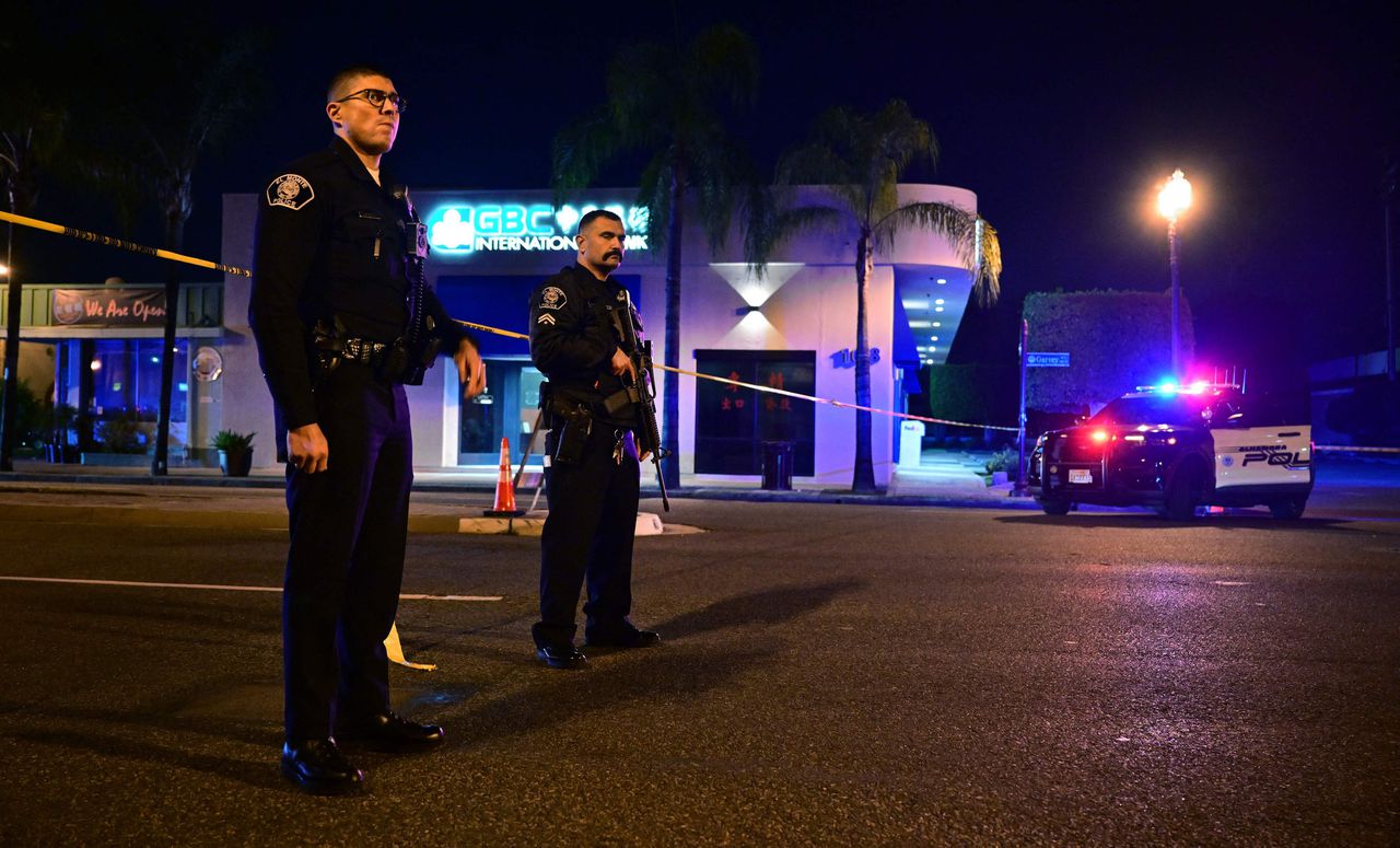 Politieagenten staan bij een afgezette straat in de buurt van de schietpartij in Monterey Park, Californië.