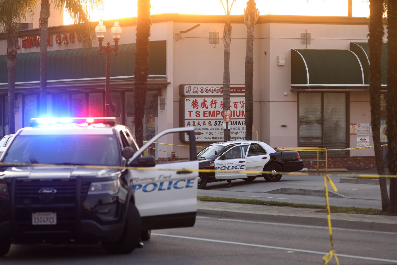 Politievoertuigen na een massale schietpartij in een dansstudio in Monterey Park afgelopen zaterdag.