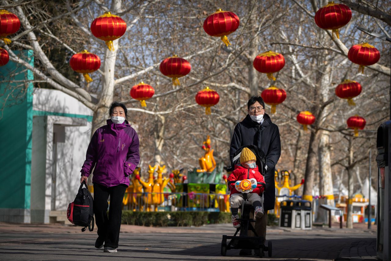 Hoewel China de éénkindpolitiek in 2016 afschafte, willen veel mensen er nog altijd liever niet meer kinderen krijgen. China zag zijn bevolking afgelopen jaar voor het eerst sinds 1961 krimpen.