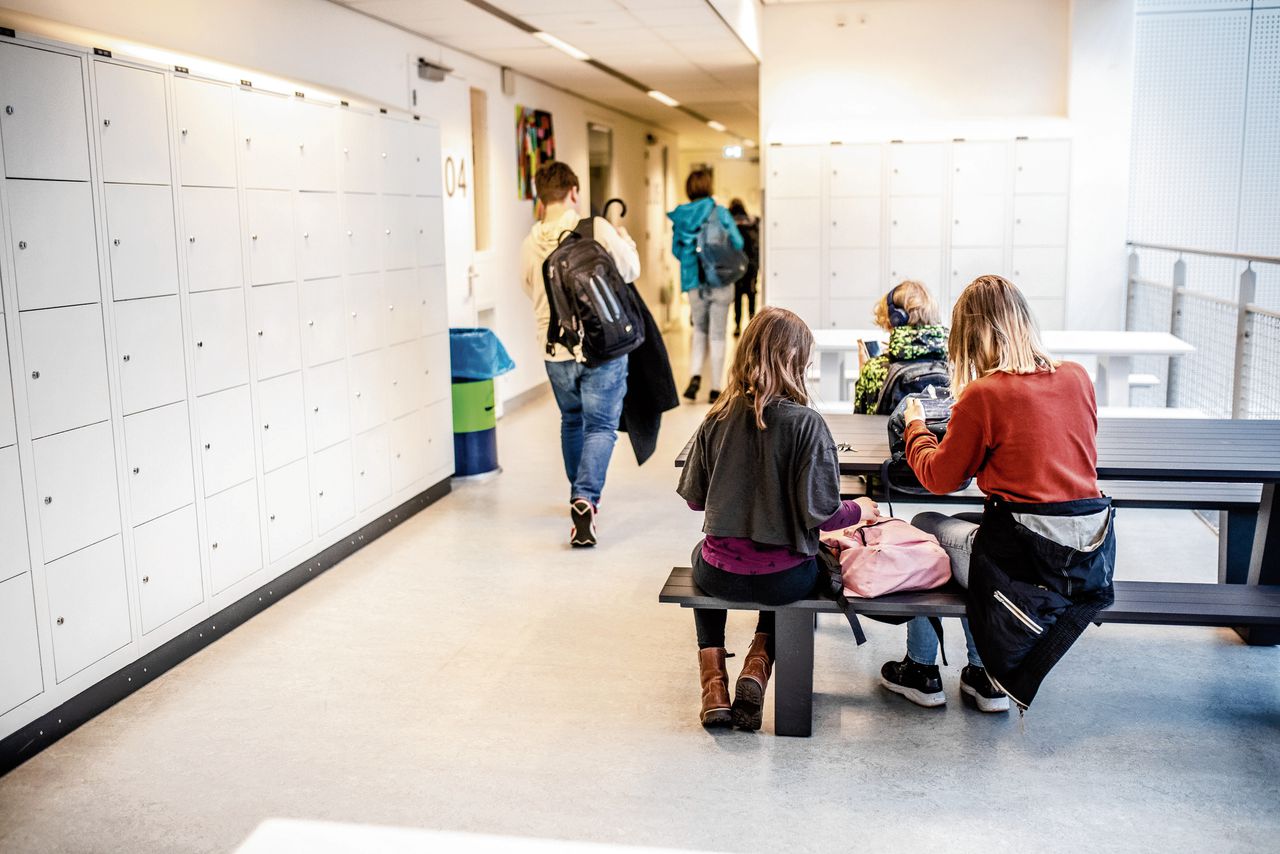 Een middelbare school in Wageningen. Ruim twee jaar na de pandemie is de onderwijsachterstand nog alijd niet weggewerkt