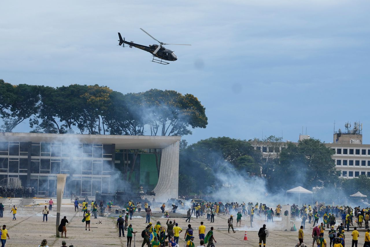 Schermutselingen tussen ordetroepen en Bolsonaro-aanhangers bij het presidentiële Planalto-paleis in Brasília.