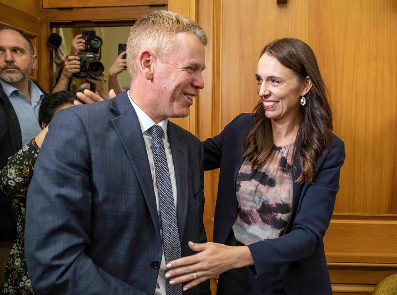 Jacinda Ardern voorafgaand aan de fractiestemming waar Chris Hipkins (links) tot haar opvolger als Labour-leider en premier werd gekozen.