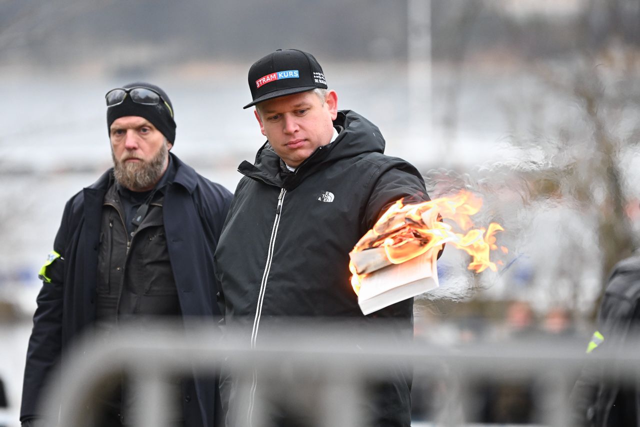 Rasmus Paludan, voorman van de Deense extreem-rechtse partij Stram Kurs, verbrandde zaterdag een koran voor de Turkse ambassade in Stockholm.