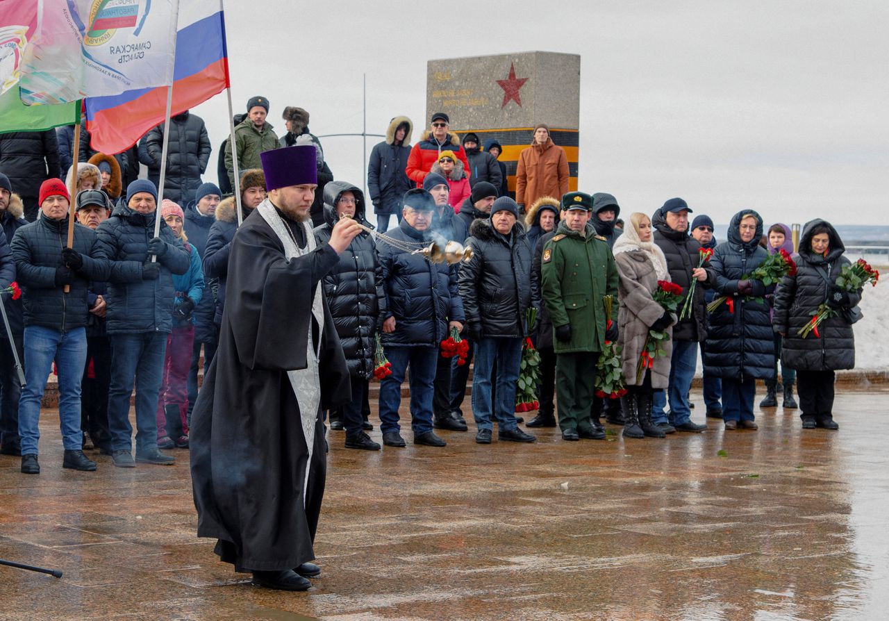 Een priester bij een herdenkingsceremonie, woensdag in de Russische stad Samara, voor de militairen die tijdens de jaarwisseling omkwamen bij een Oekraïense raketaanval in de door Rusland bezette stad Makijivka, in de Donbas. Veel slachtoffers kwamen waren gemobiliseerde rekruten uit de omgeving van Samara.