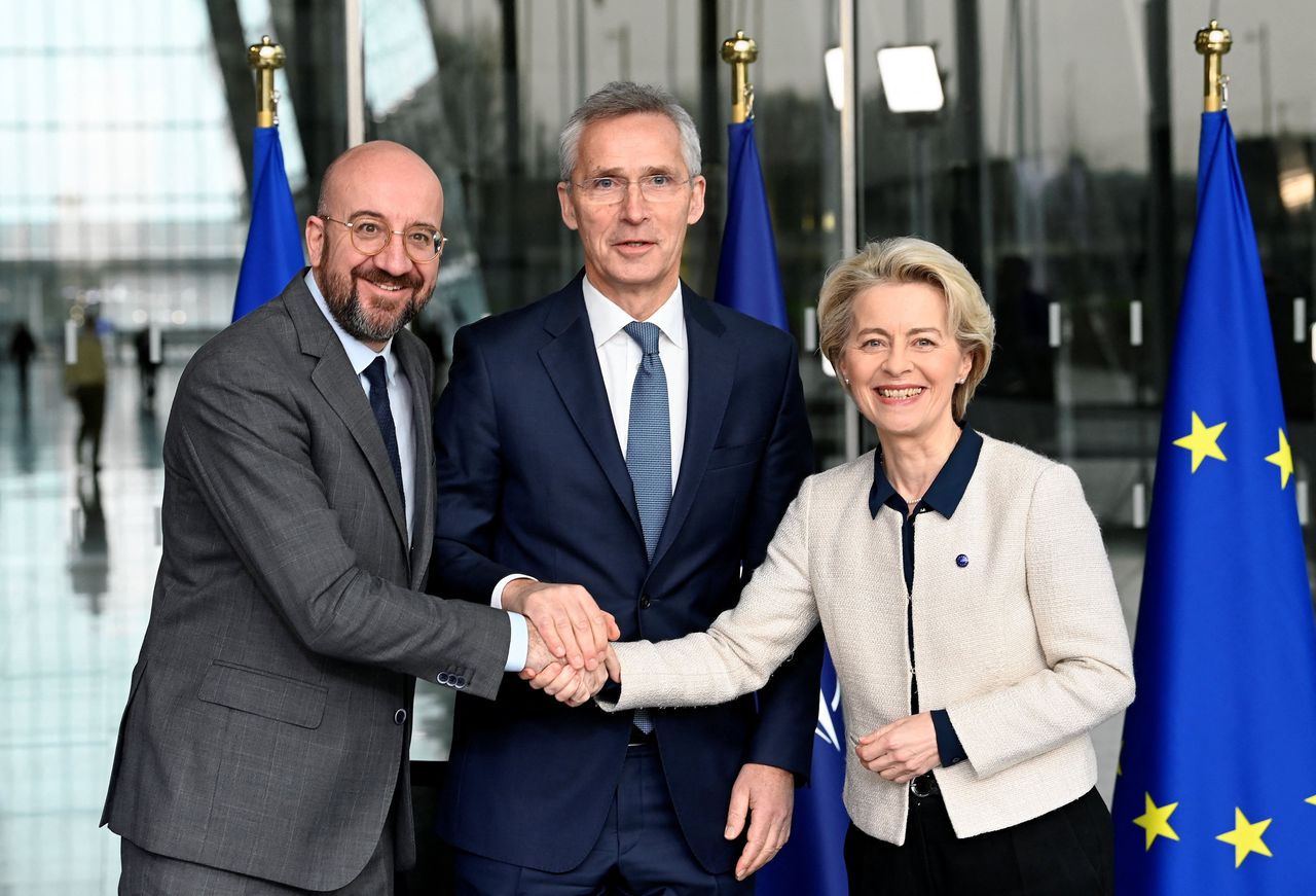 NAVO-secretaris Jens Stoltenberg (midden) ontving dinsdag Charles Michel, voorzitter van de Europese Raad van regeringsleiders, en Ursula von der Leyen, voorzitter van de Europese Commissie. Zij bezegelden de verbeterde relaties met een gezamenlijke verklaring.