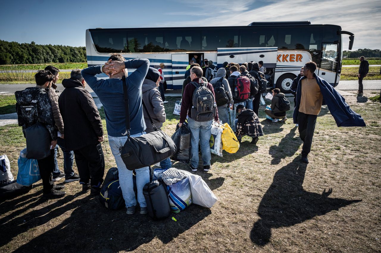 Zomer vorig jaar vertrokken vluchtelingen vanaf het aanmeldcentrum in ter Apel per bus naar opvanglocaties. Binnen enkele weken zal er voor een paar duizend asielzoekers geen opvangplek meer beschikbaar zijn.