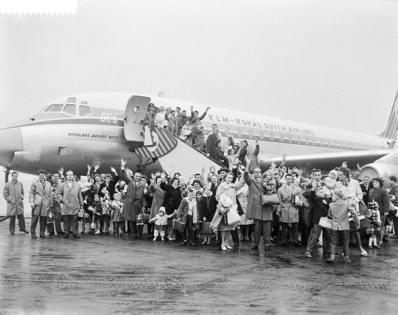 1960 Nederlandse gezinnen stappen in het vliegtuig naar Australië. Emigratie werd gezien als noodzakelijk, zelfs bijna onvermijdelijk. Vertrek naar het buitenland werd een officieel regeringsdoel.