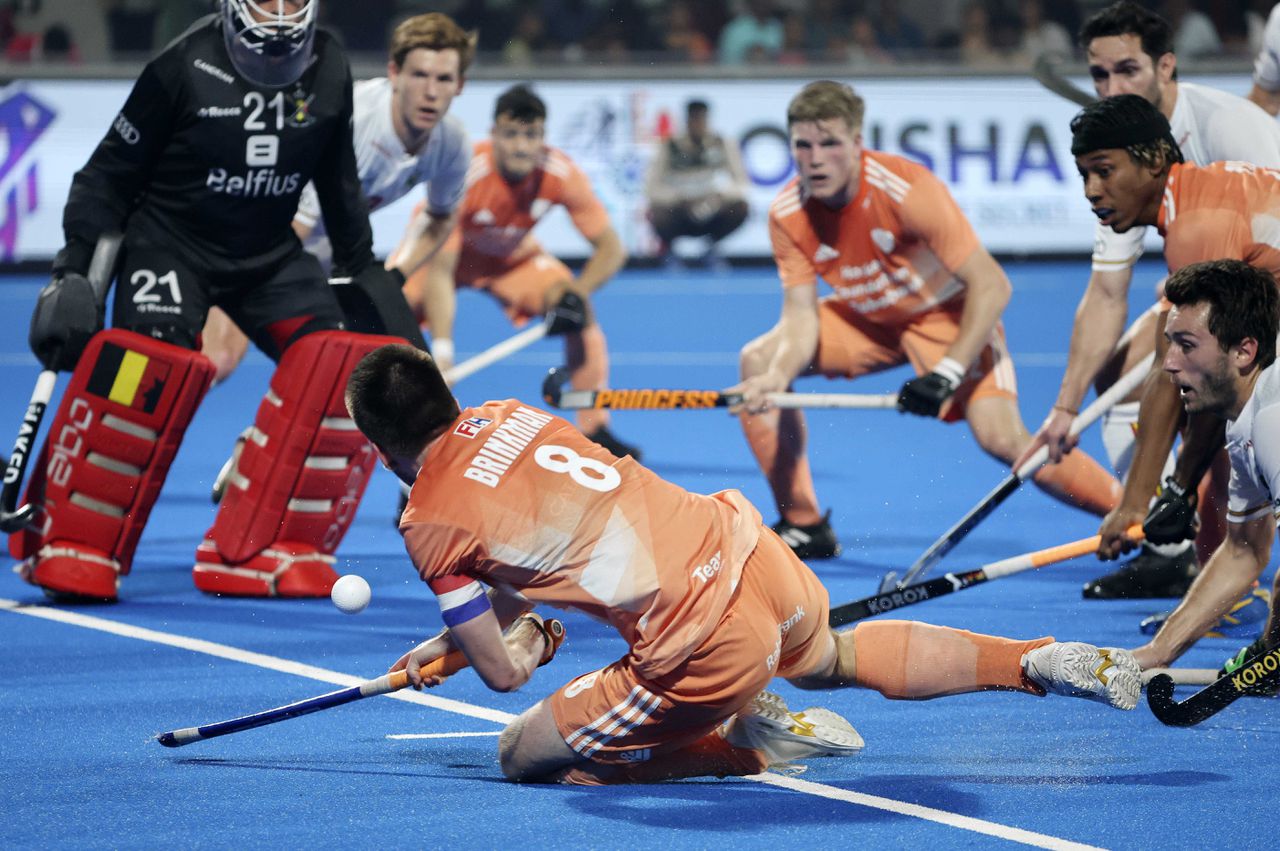 Thierry Brinkman in actie tegen Belgie tijdens de halve finale van het wereldkampioenschap hockey in India.