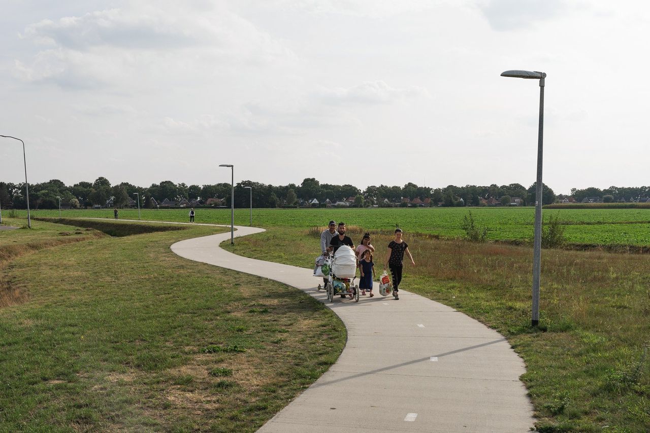 Een gezin vlakbij het asielcentrum in Ter Apel.