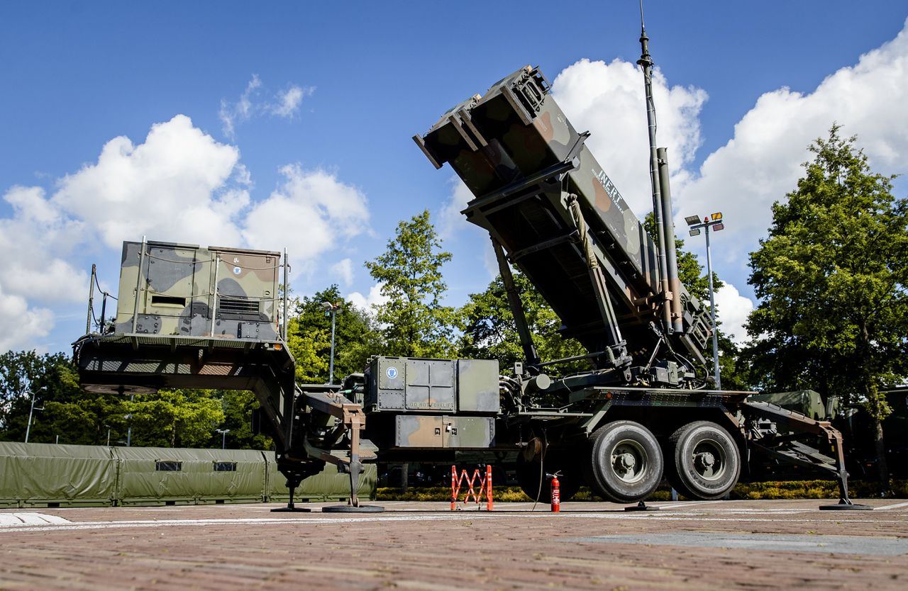 Een Patriot-luchtverdedigingssysteem tijdens de presentatie van de Defensienota 2022 op de Rotterdamse van Ghentkazerne.