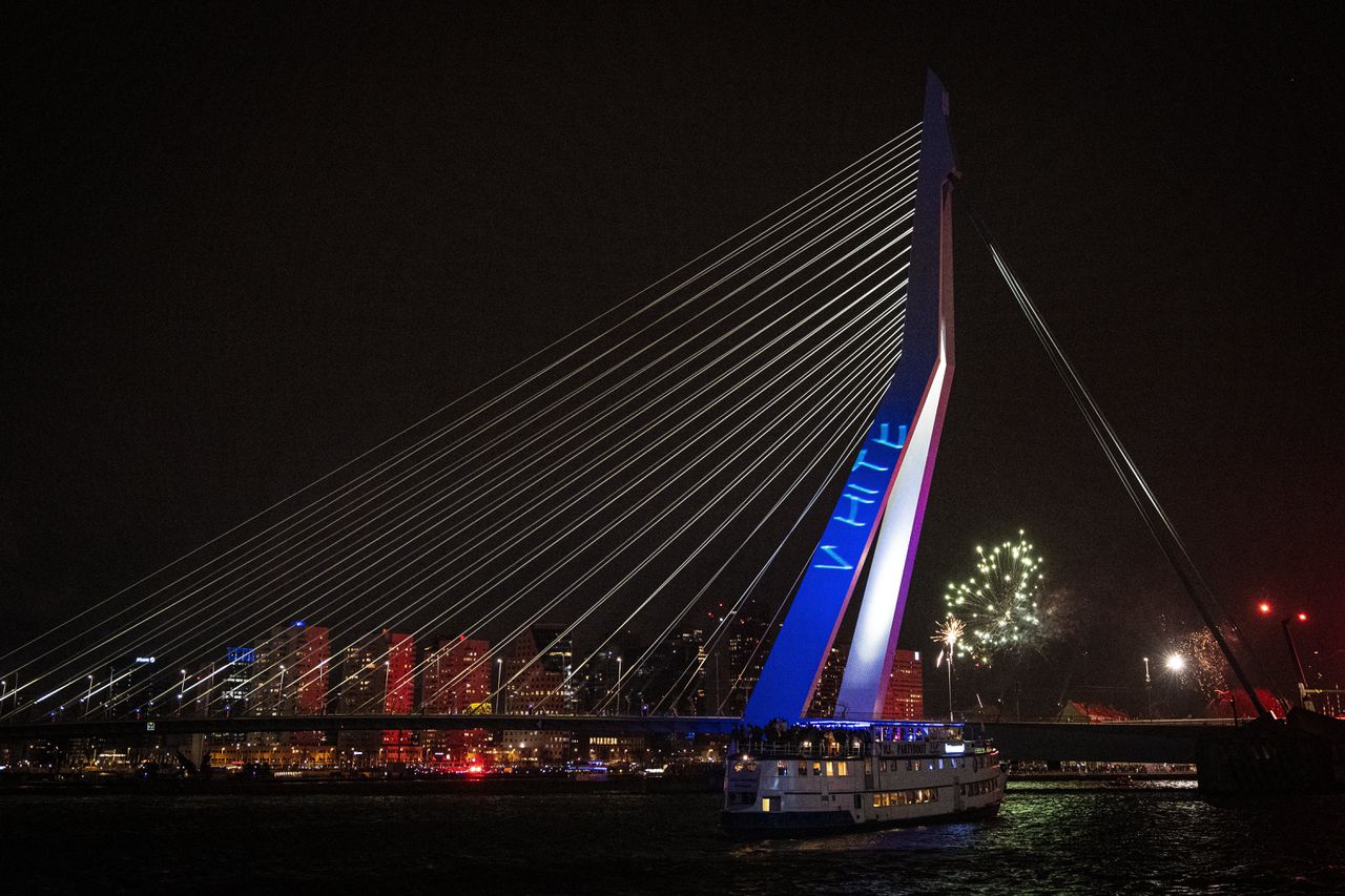 Extreemrechtse teksten tijdens de jaarwisseling op de Erasmusbrug.