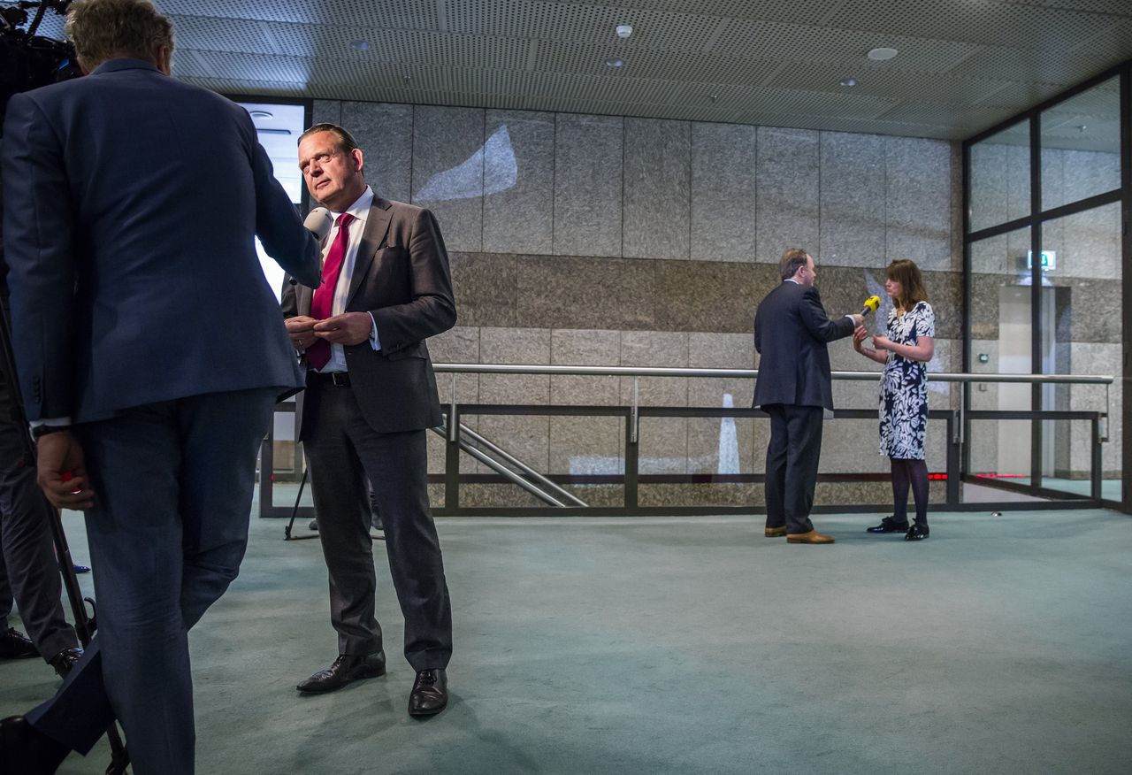 Nationale Ombudsman Reinier van Zutphen en, achter, Kinderombudsman Margrite Kalverboer in gesprek met journalisten.