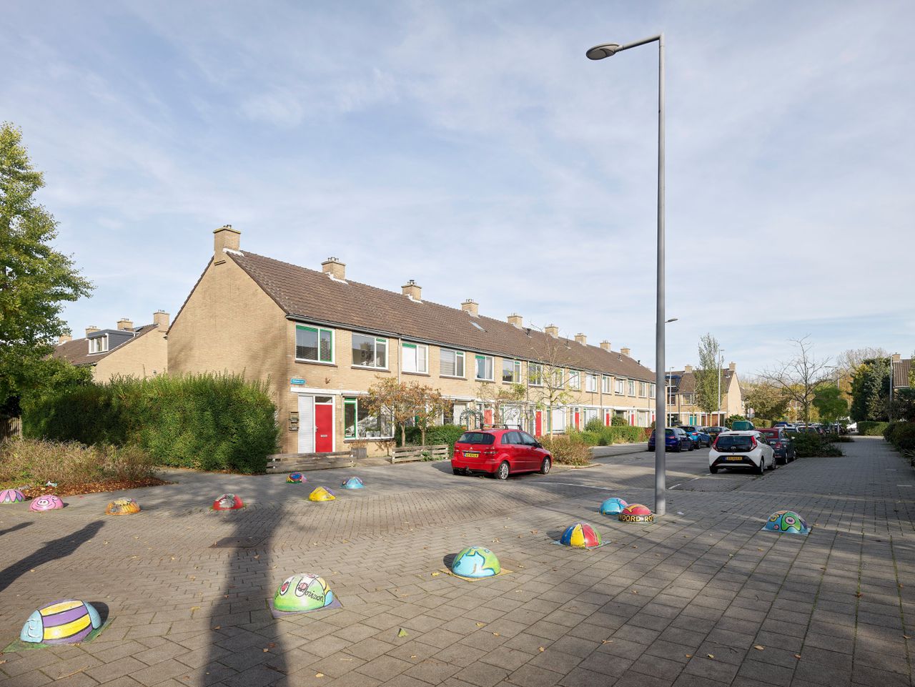 De Kruidenbuurt is een groene wijk in Ommoord, Rotterdam. In Ommoord doet KAW architecten onderzoek naar de vraag: kun je méér bouwen in de stad en tegelijkertijd de mobiliteit verbeteren?