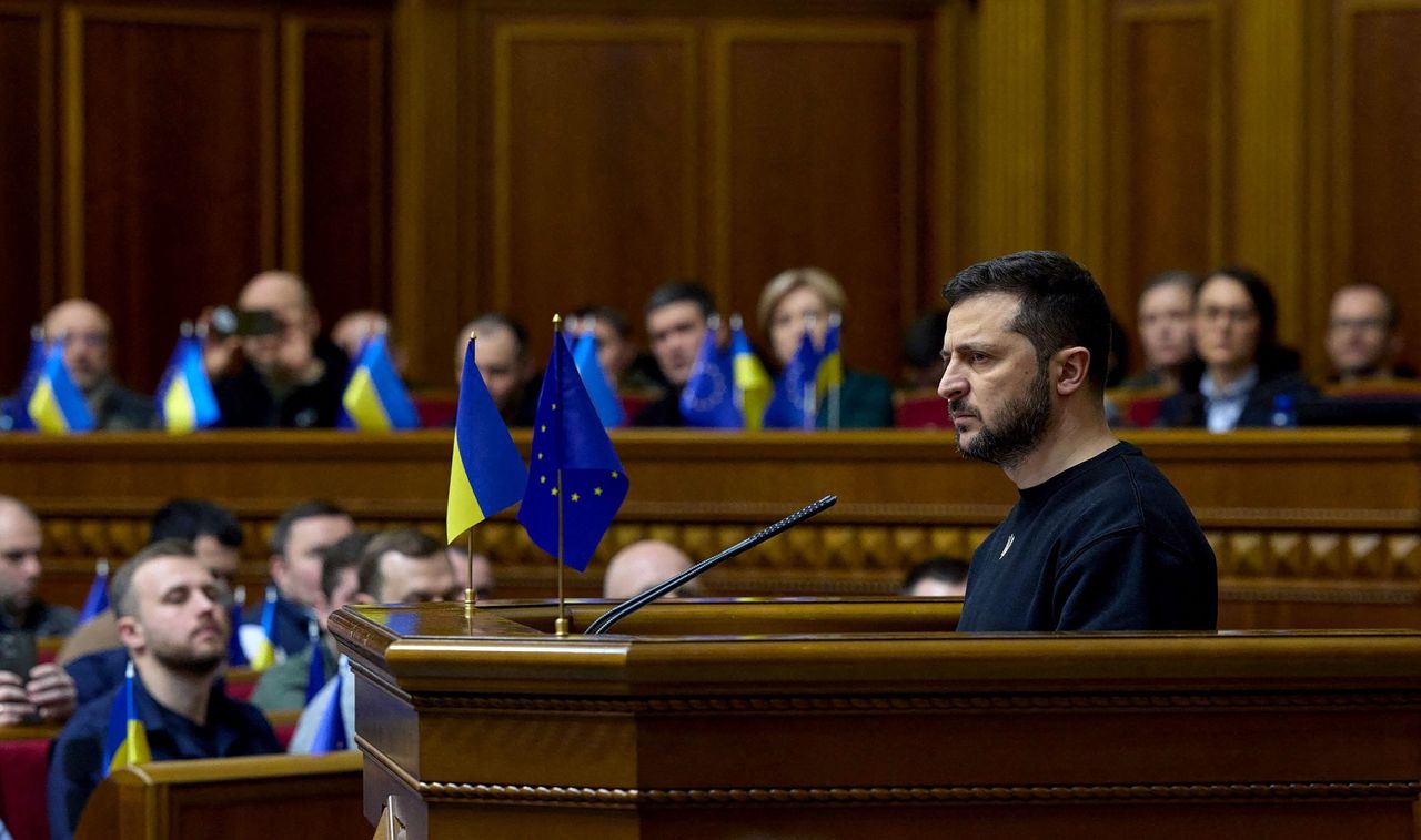 De Oekraïense president Volodymyr Zelensky heeft dinsdag verschillende overheidsfunctionarissen ontslagen wegens corruptie.