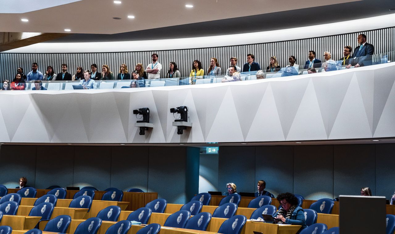 Gedupeerde ouders kijken vanaf de publieke tribune naar een debat in de Tweede Kamer over de Toeslagenaffaire.