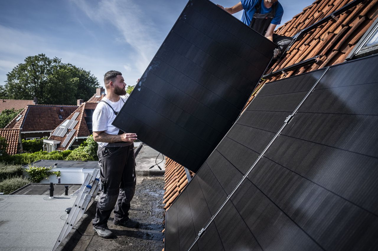 In het Groningse Haren worden zonnepanelen geplaatst. Bij appartementencomplexen is het verstandig verduurzaming te koppelen aan onderhoud.