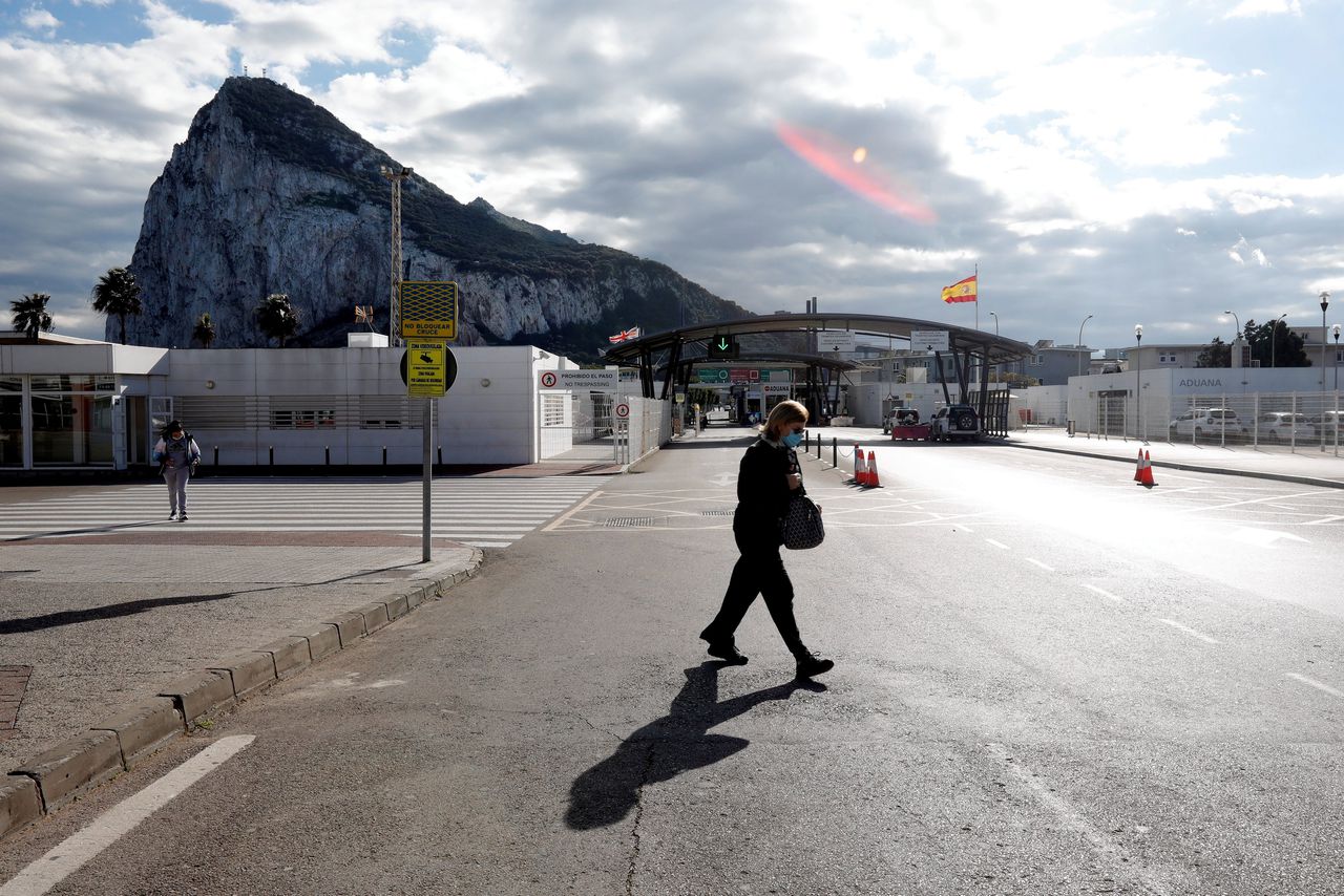 De grens tussen Spanje en Gibraltar gezien vanuit de Spaanse stad La Línea de la Concepción, met op de achtergrond de Rots van Gibraltar.