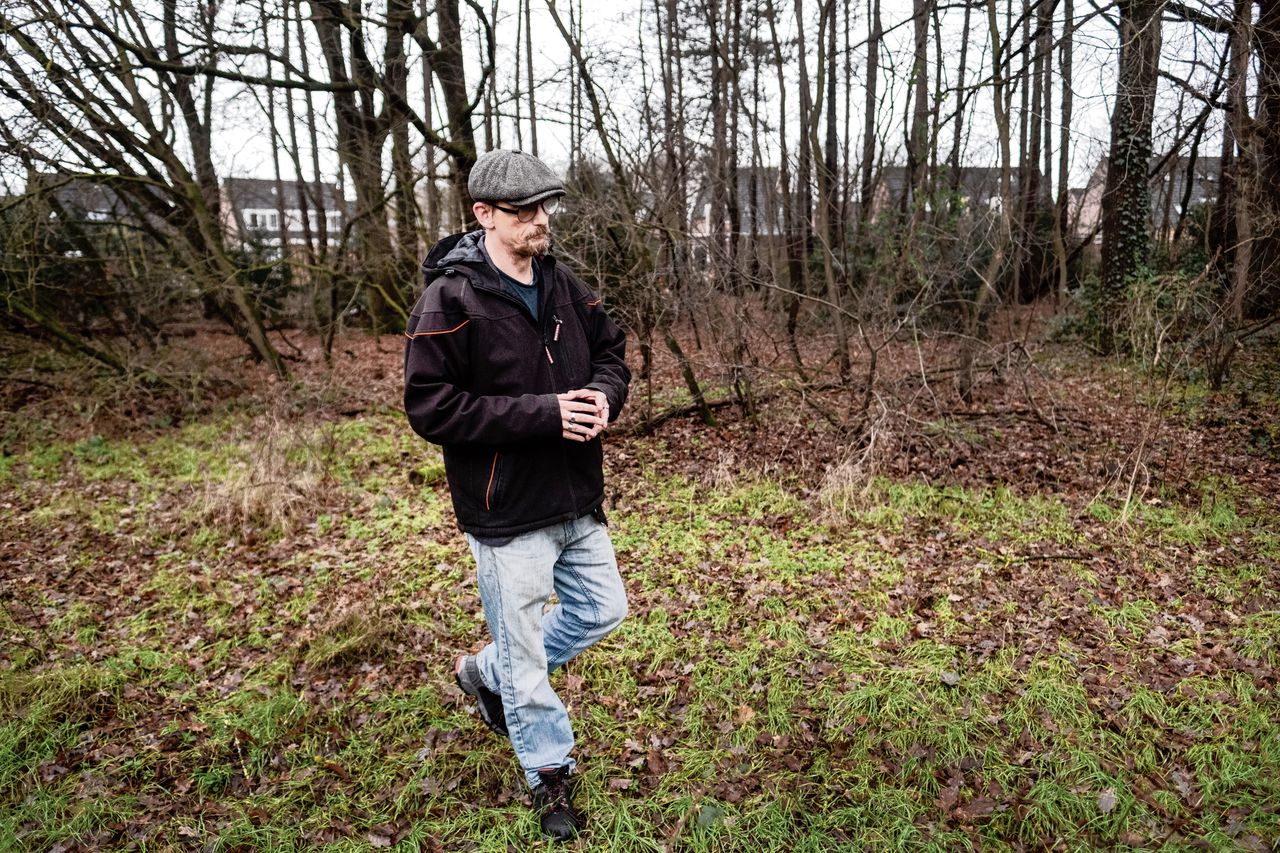 Stefan Vlaminckx loopt over het voormalige terrein van defensie in het Brabantse Mill waar hij in 1994 loodaccu’s heeft opgegraven.