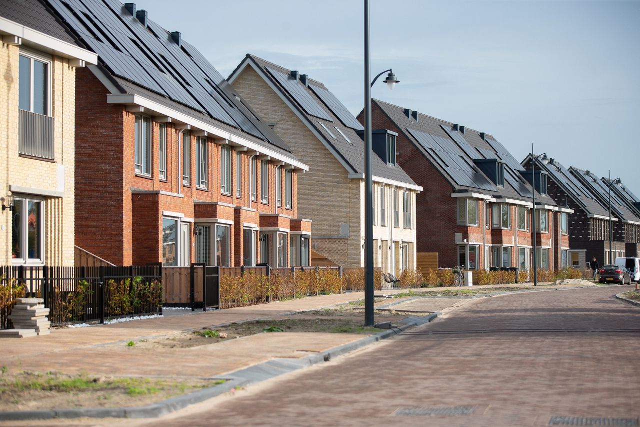 Zonnepanelen op woningen in Badhoevedorp. Het kabinet wil de subsidieregeling aanpakken.