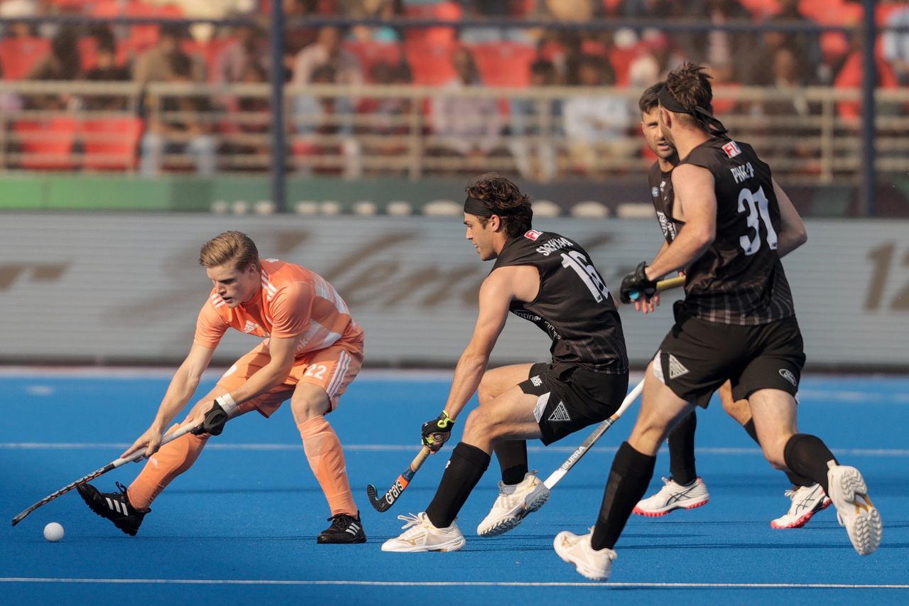 Koen Bijen (l) in actie tijdens het WK. Hij scoorde al vijf keer.