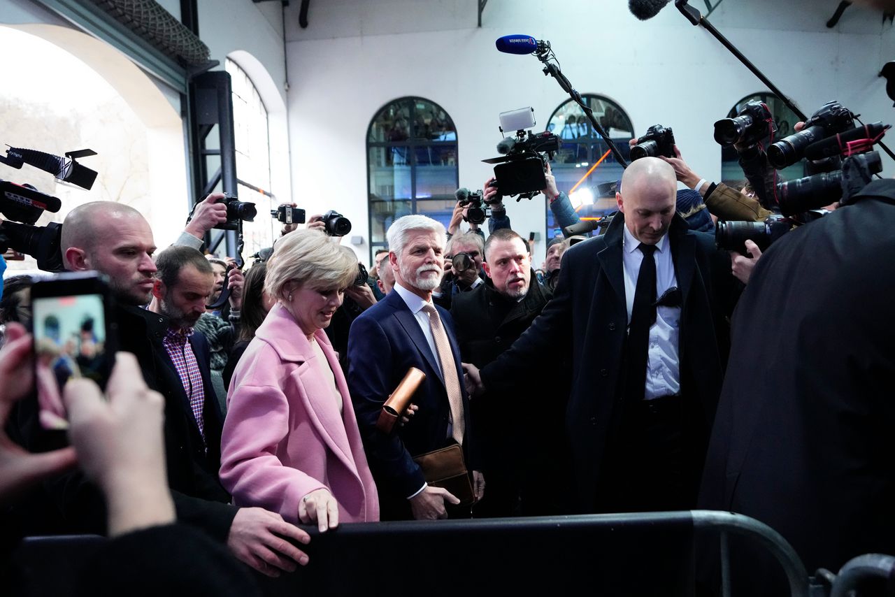 Petr Pavel en zijn vrouw in Praag zaterdag om de uitslag van de verkiezingen te horen.