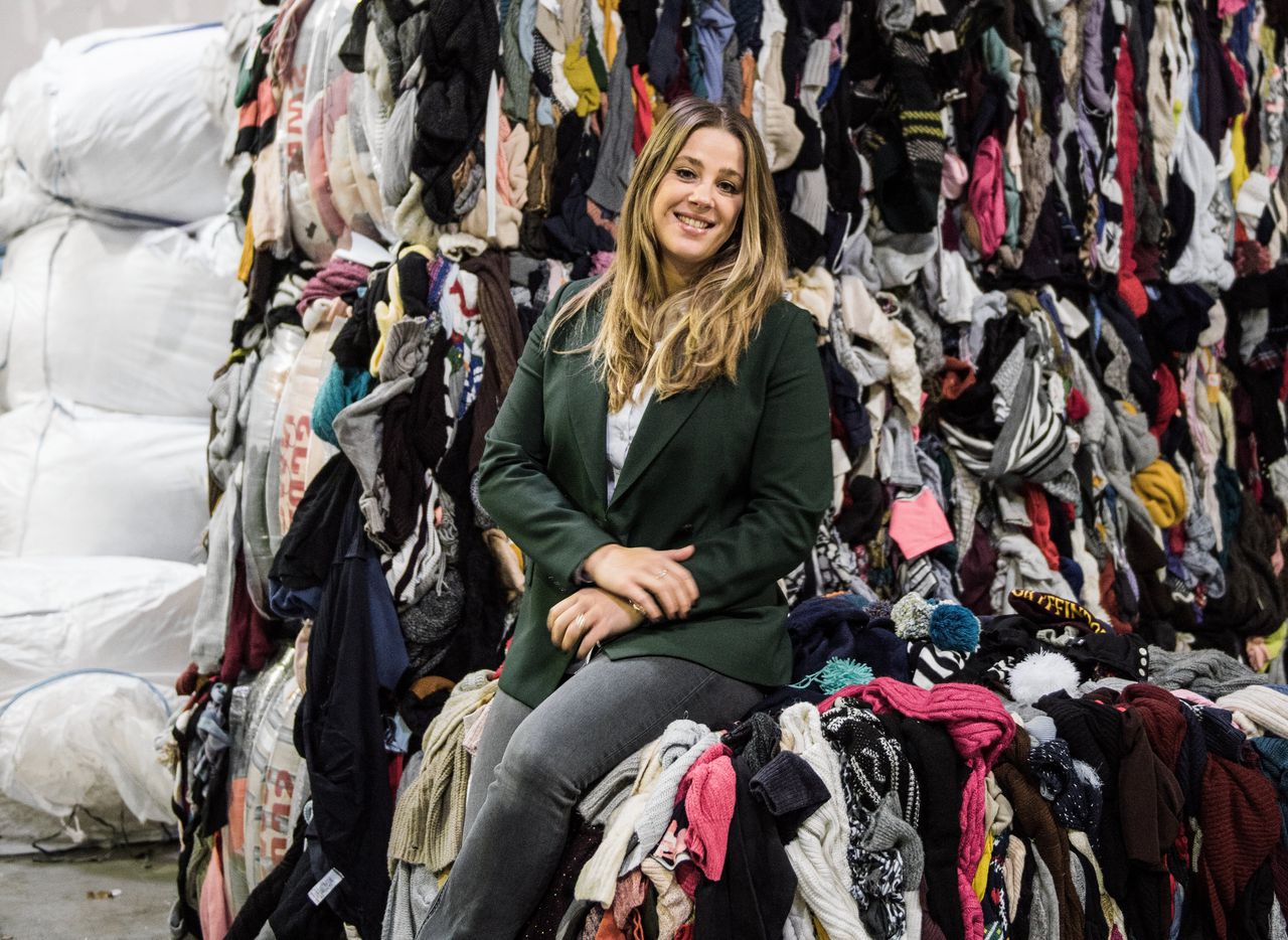 Kimberly van der Wal, een van de directeuren van textielverwerker Wolkat. Regelmatig komen werknemers van het bedrijf weggegooide kleren tegen waar nog een prijskaartje aan hangt, soms zit het zelfs nog in de plastic verpakking.