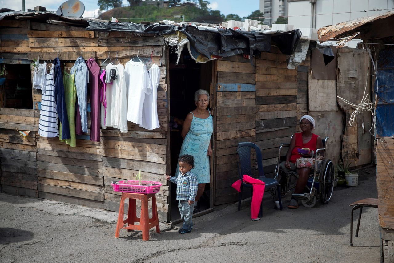 De armoede is wereldwijd toegenomen sinds de coronapandemie en het terugdringen daarvan gaat langzaam, zegt Oxfam.