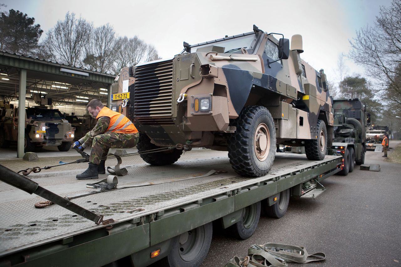 Een pantserwagen van Defensie, van het type Bushmaster, in 2014.