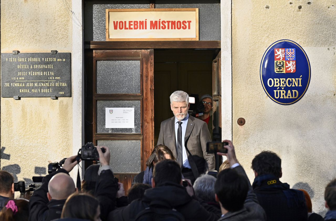 Oud-NAVO-generaal en winnaar van de eerste ronde van de Tsjechische presidentsverkiezingen Petr Pavel heeft zaterdag in de plaats Cernoucek, boven Praag, gestemd.