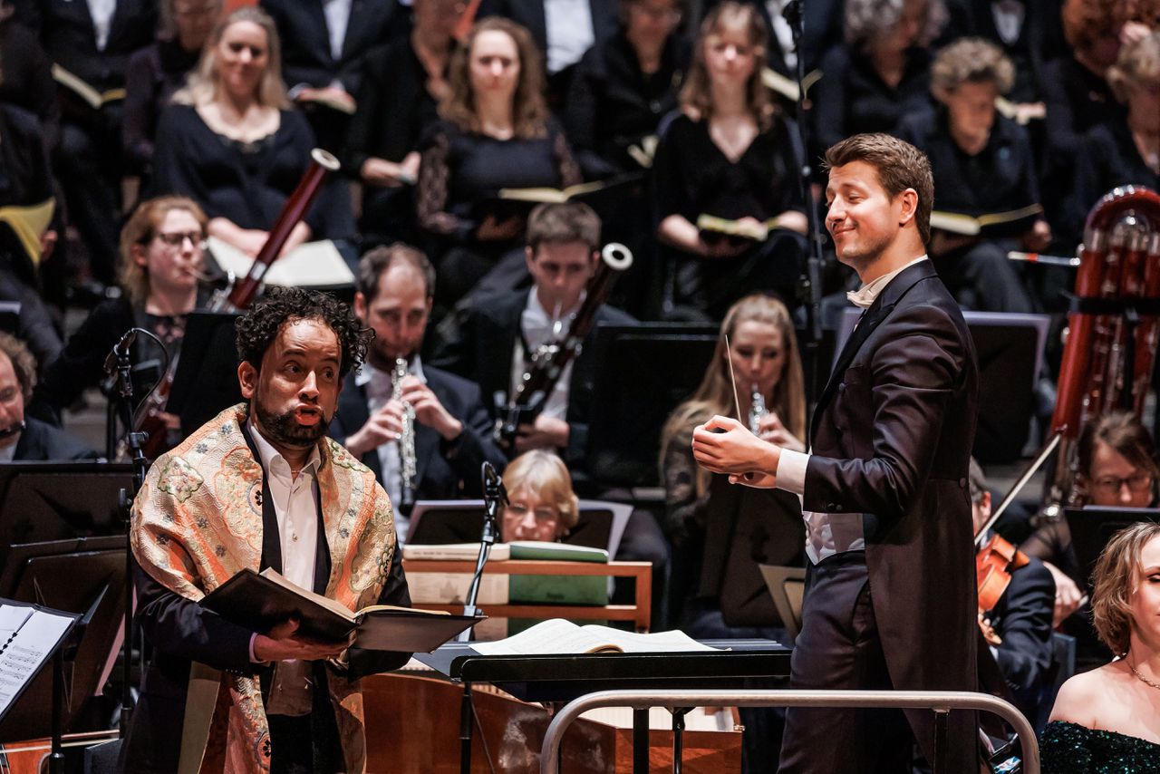 Bariton Michael Wilmering en chef-dirigent Duncan Ward met philharmonie zuidnederland.