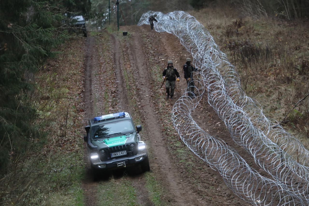 Poolse militairen leggen een barrière van prikkeldraad aan langs de grens met de Russische exclave Kaliningrad.