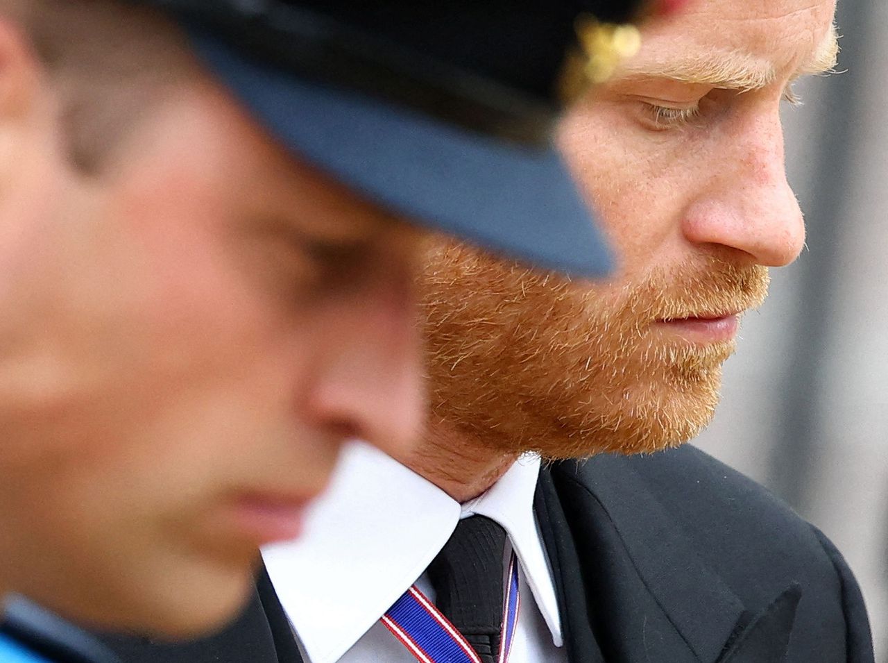 De Britse prins Harry (rechts) en zijn oudere broer, kroonprins William, tijdens de staatsbegrafenis van koningin Elizabeth op 19 september in Londen.