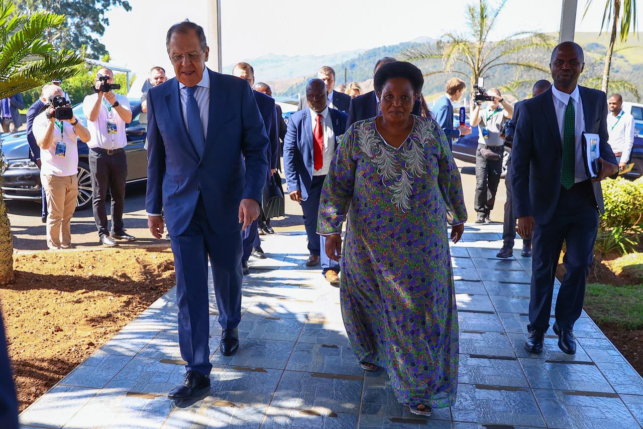 De Russische minister van Buitenlandse Zaken Sergej Lavrov links) met zijn collega Thuli Dladla van Eswatini, afgelopen dinsdag in de hoofdstad Mbabane,