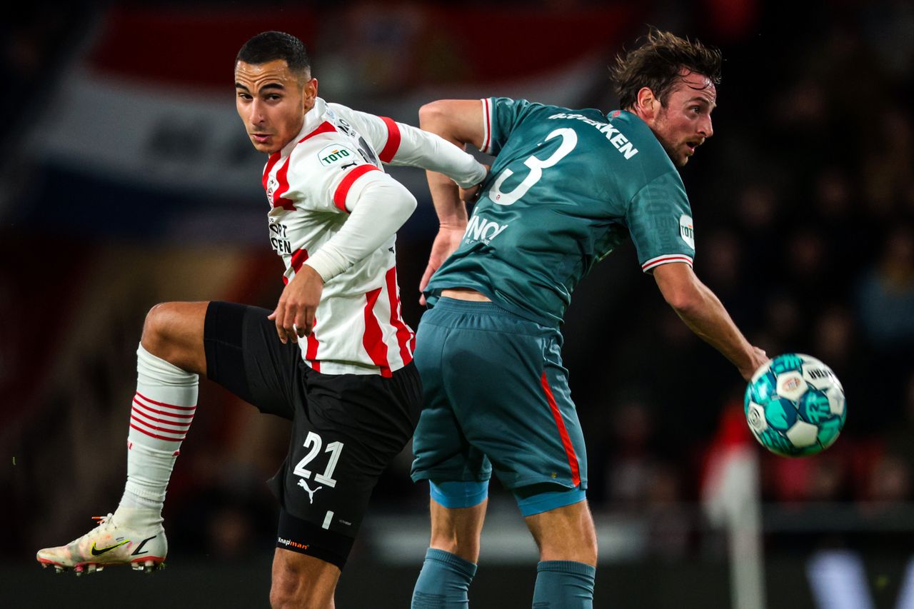 PSV-aanvaller Anwar El Ghazi (links) in duel met Sparta-verdediger Bart Vriends.