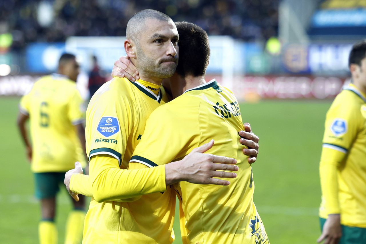 Fortuna Sittard-spits Burak Yilmaz viert de 2-2 tegen PSV.